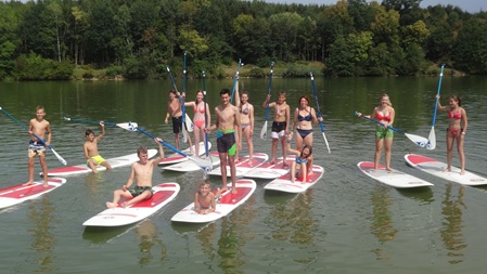 Jugendgruppe beim Stand up Paddling auf dem Bucher Stausee